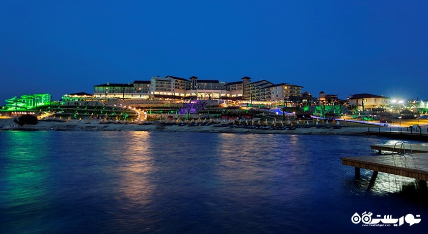 نمای هتل ایفوریا ایژییَن ریزورت اند اسپا در شب